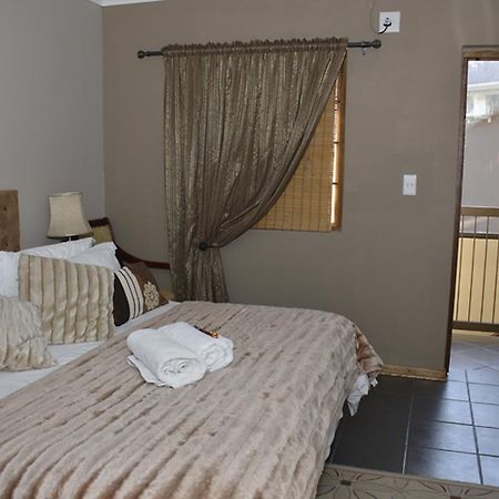 Two Bells Guest House Bloemfontein Bagian luar foto