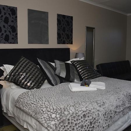 Two Bells Guest House Bloemfontein Bagian luar foto