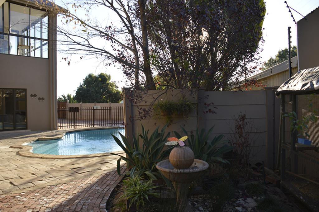 Two Bells Guest House Bloemfontein Bagian luar foto