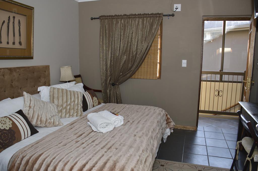 Two Bells Guest House Bloemfontein Bagian luar foto