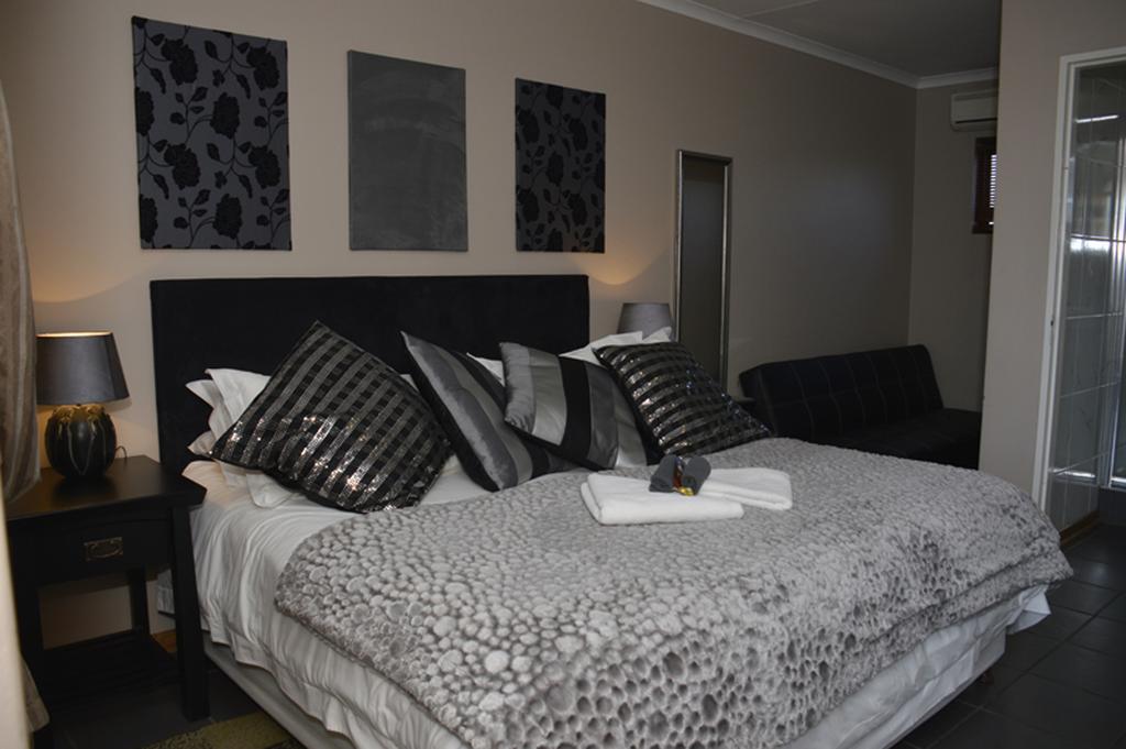 Two Bells Guest House Bloemfontein Bagian luar foto