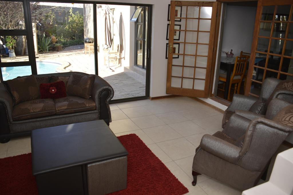 Two Bells Guest House Bloemfontein Bagian luar foto